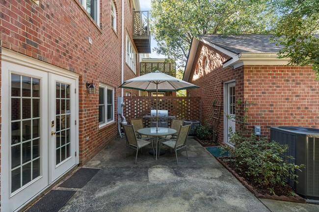 Building Photo - Beautiful Southern Village townhome - Furn...