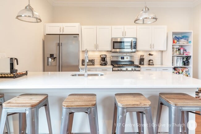 Building Photo - Convenient Location, In-Unit Washer and Dryer, Central Heat/AC, Eat-in Kitchen, Parking for Rent