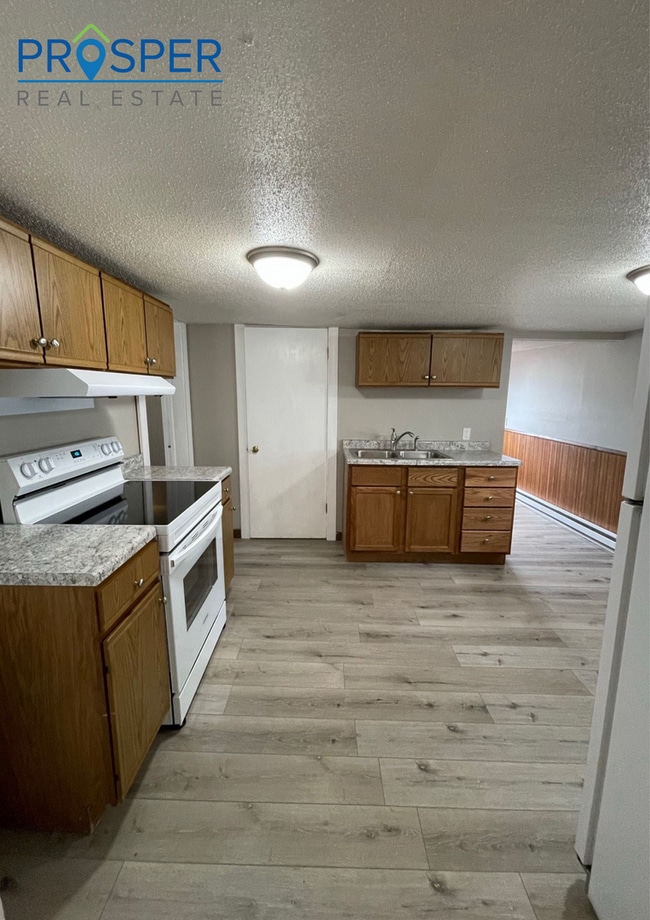 Building Photo - 4 Bedroom House right on Water Street - Av...