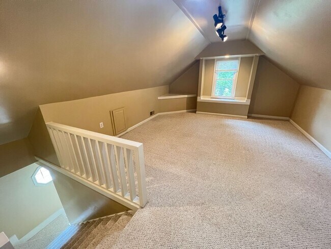 Building Photo - Cozy 3 bedroom home within minutes to Bond Park