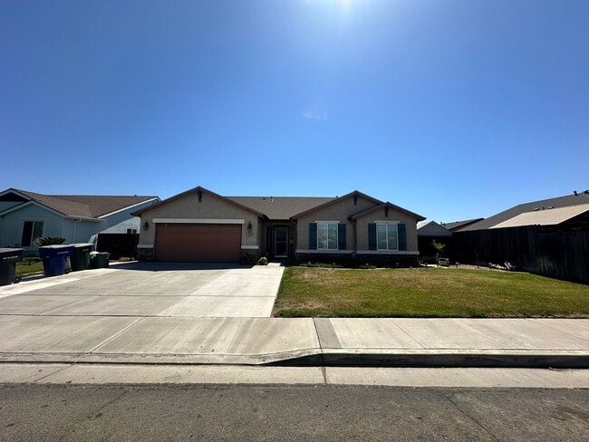 Building Photo - Hanford home w/pool coming soon!