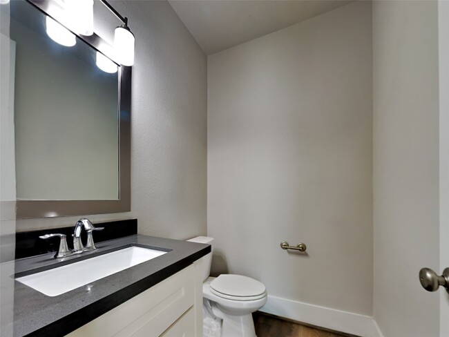 Building Photo - 1313 W 24th St