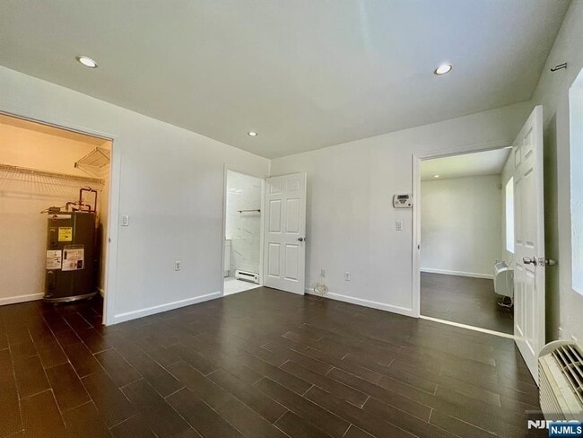 Building Photo - 9 Vreeland Ave