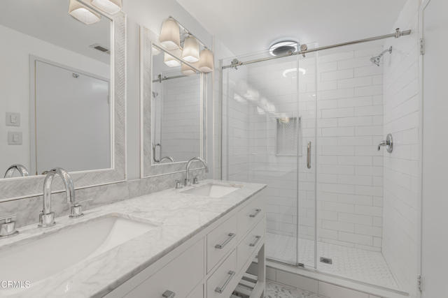 Building Photo - 2554 Bayshore Ave