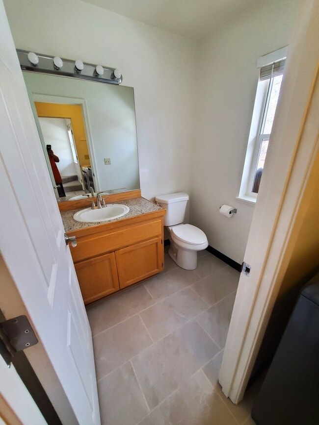 Building Photo - Quartz Ave 3plex/Ariserem-014