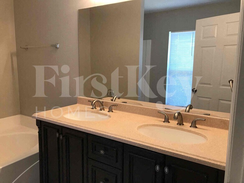 Building Photo - 1609 Whiting St SE