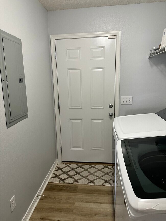 Building Photo - Large 4 bed / 3 bath home minutes from Nav...