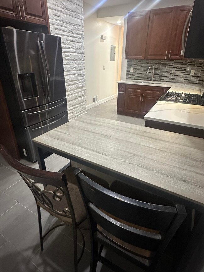 Building Photo - 192 Fairview Ave