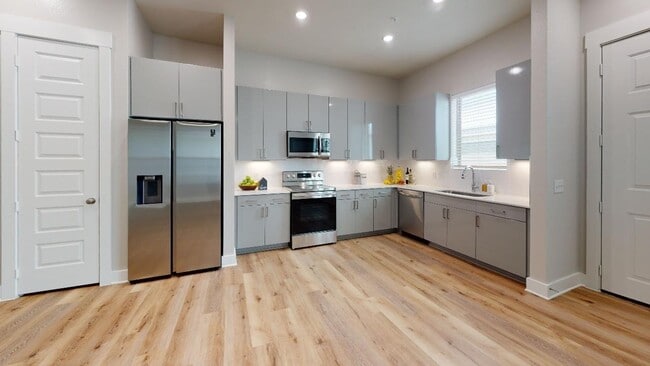 Building Photo - 571 Lloyd's Rd