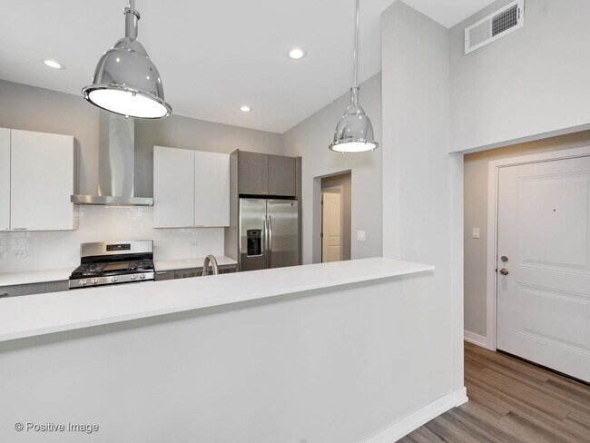 Building Photo - 3945 N Greenview Ave
