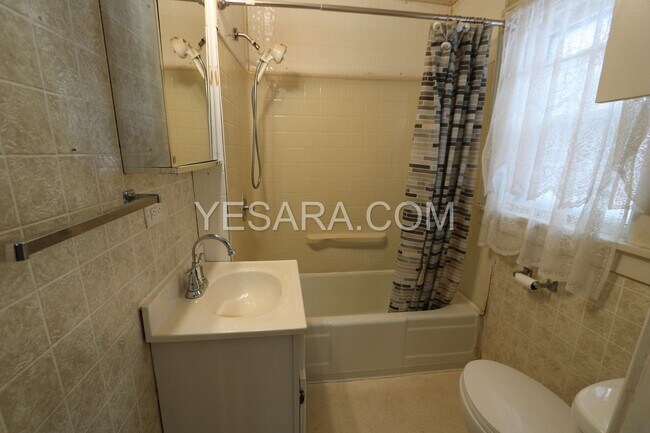 Building Photo - 502 1/2-502 1/2 S Leebrick St