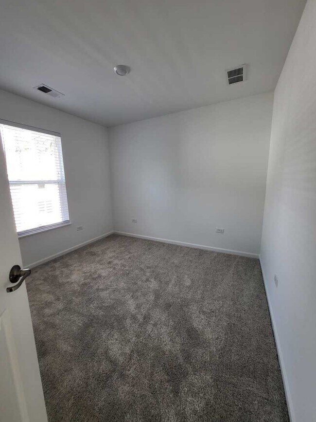Building Photo - 588 Wolverine Dr