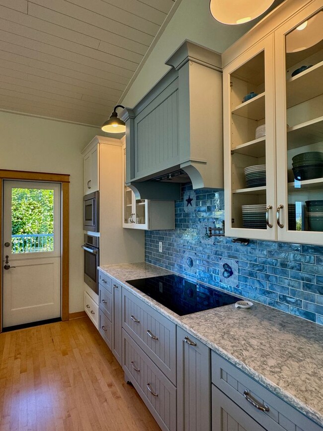 Building Photo - This gorgeous Bainbridge home is available with flexible lease terms starting July 10th