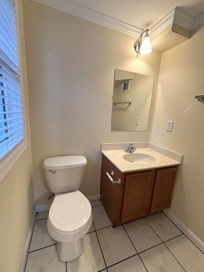 Building Photo - NormalTown 2br House - Fall 2026 Prelease