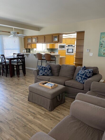 Building Photo - 226 5th St