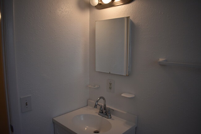 Building Photo - 2526 Red Robin Dr W