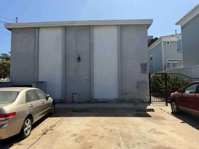 Building Photo - 225 Dahlia Ave