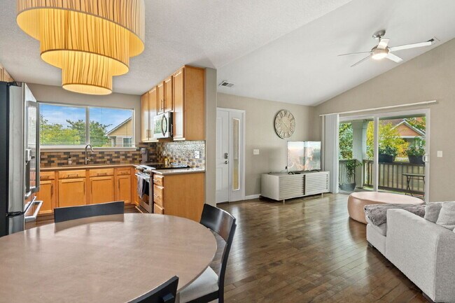 Building Photo - Bright & Spacious 2 Bedroom, 2 Bath Condo