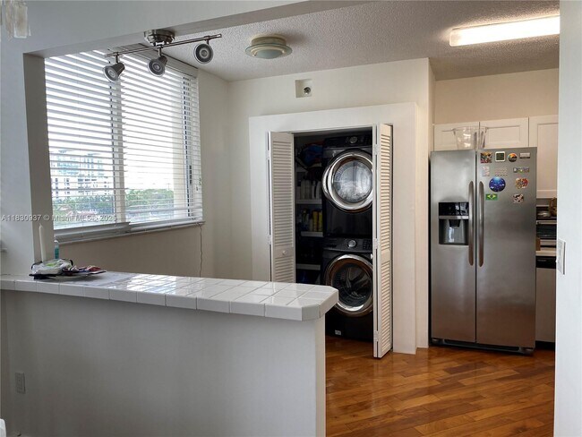 Building Photo - 6422 Collins Ave