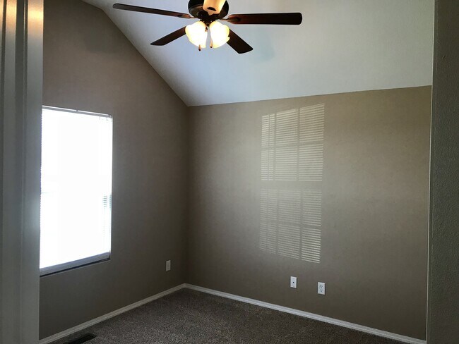 Building Photo - Beautiful home in West Springfield available Now