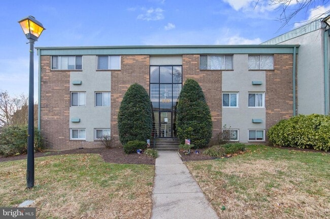 Building Photo - 2Br/ 1Ba - Beautifully renovated first-floor walkout condo in water privileged community availabl...
