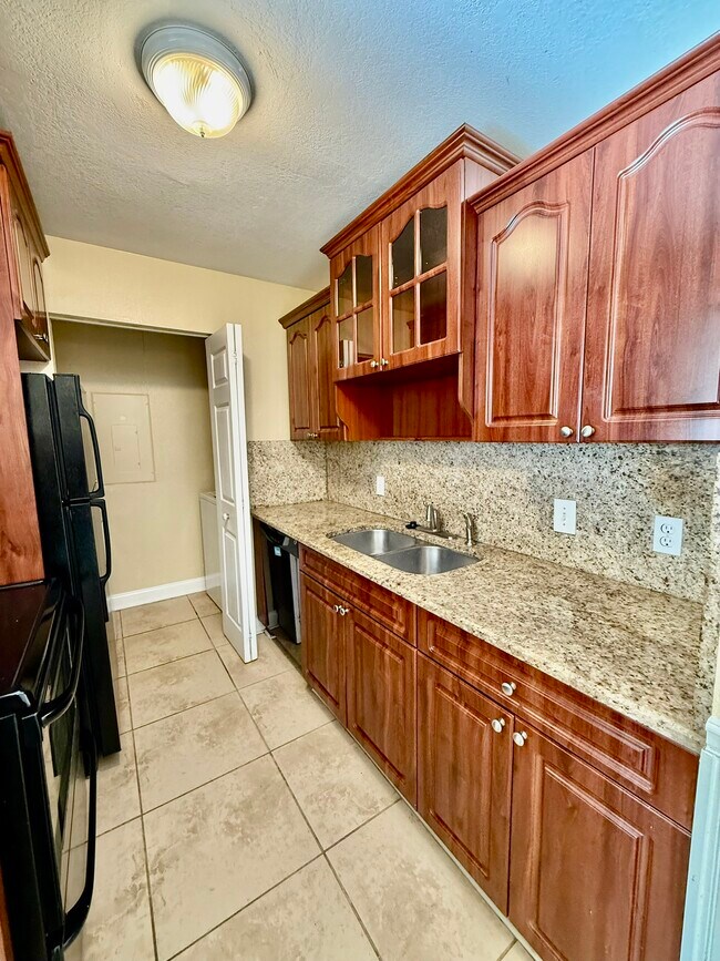 Building Photo - 455 Alt 19