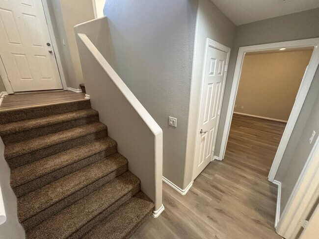 Building Photo - Spacious Tri-Level 4-Bedroom Home with Balcony and Community Amenities in Northwest Las Vegas!