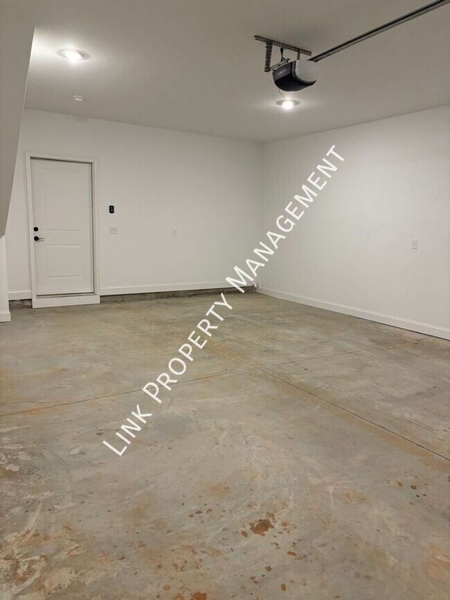 Building Photo - Brand New Townhome 3/3 Downtown near UTC and Erlanger
