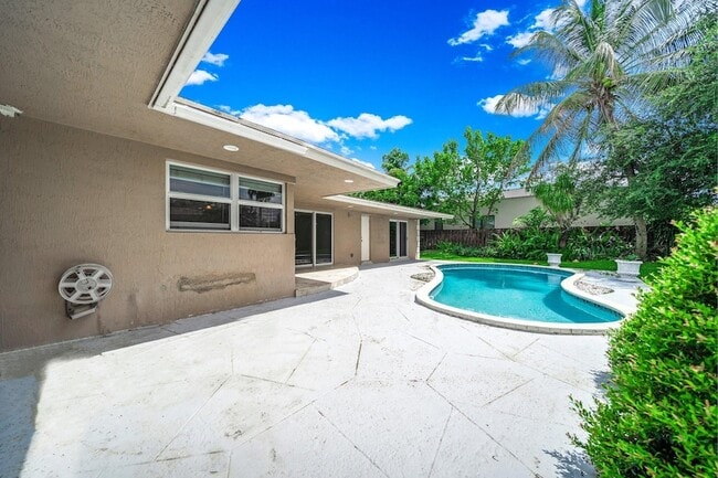 Building Photo - 4021 Bayview Dr