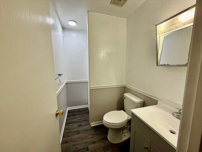 Building Photo - 2081-2083 Shangrai La Dr SE