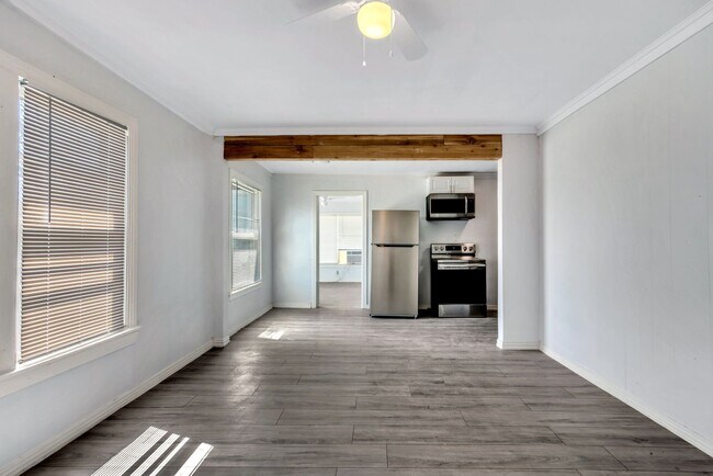 Building Photo - 305 N Robinson St