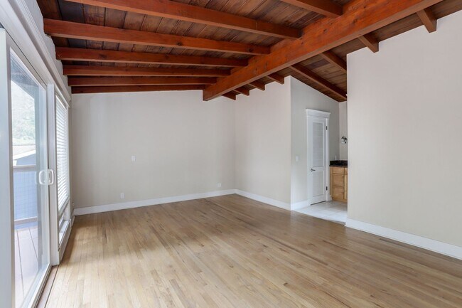 Building Photo - 3 Bed / 2 Bath Woodside home on large lot ...