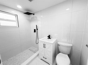 Building Photo - 320 Sunshine Dr