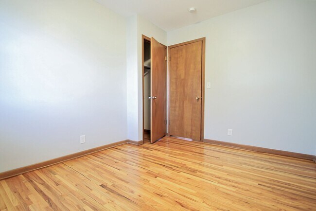 Building Photo - 3 Bedroom / 2.5 Bathroom House Available N...
