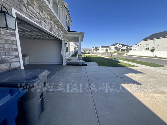 Building Photo - 1754 Oakwood Ln