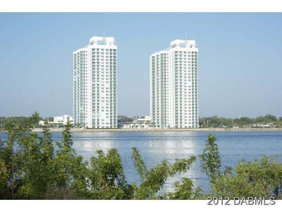 Building Photo - 241 Riverside Dr