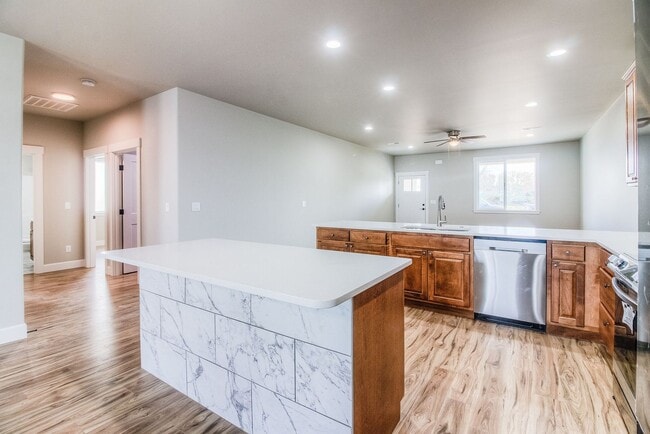 Building Photo - Gorgeous Home in West Valley