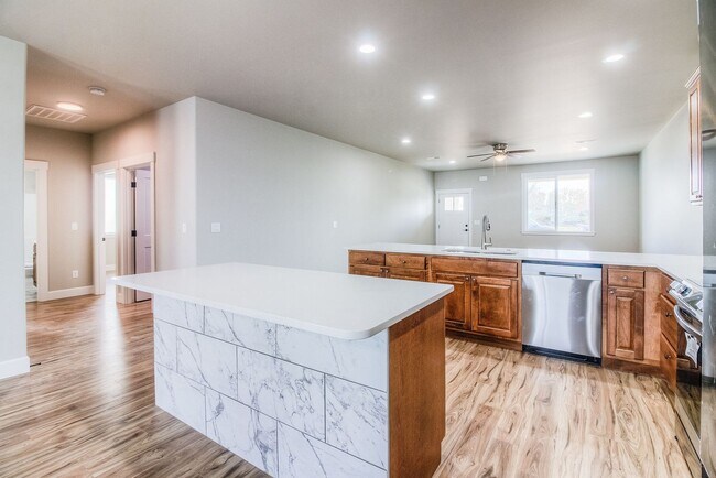 Building Photo - GorgeousBuilt Home in West Valley