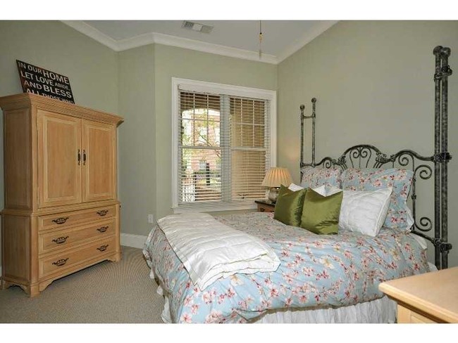 Building Photo - 3635 E Paces Cir