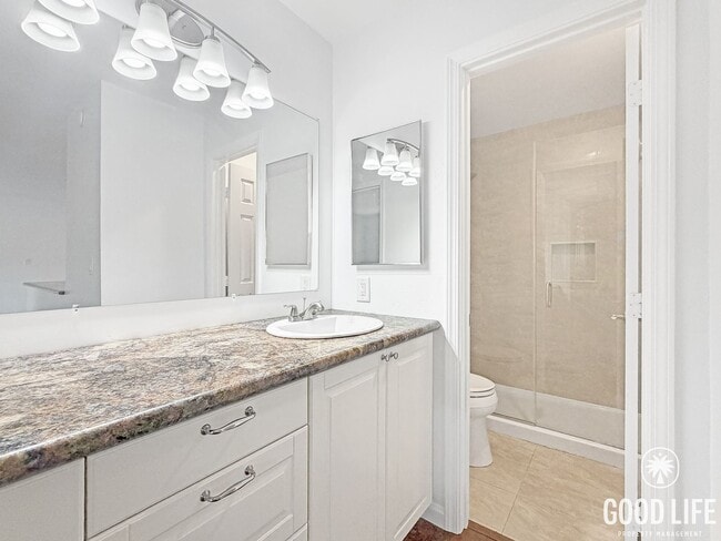 Building Photo - Beautiful 1BD/1BA W/ Reserved Parking and Laundry On-Site in Pacific Beach!