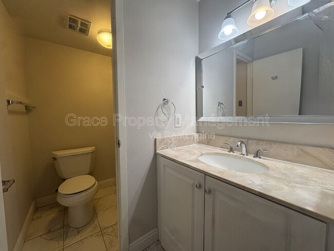 Building Photo - 407 Eudora St