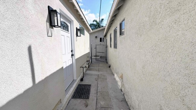 Building Photo - New ADU  gated & back yard