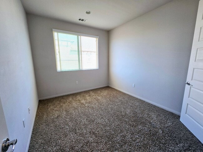 Building Photo - Tri-level Townhome in Prime Fullerton Location!