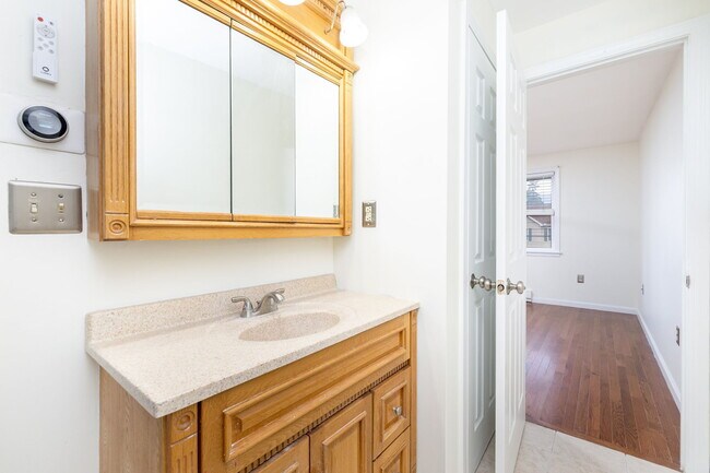 Building Photo - 112 Market St