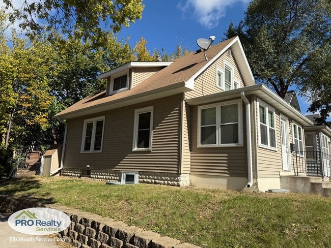 Building Photo - Updated 3 Bedroom House **Free November Rent with a November 2025 Move In**