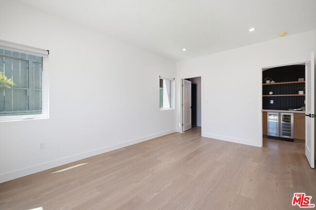 Building Photo - 3926 S Ridgeley Dr