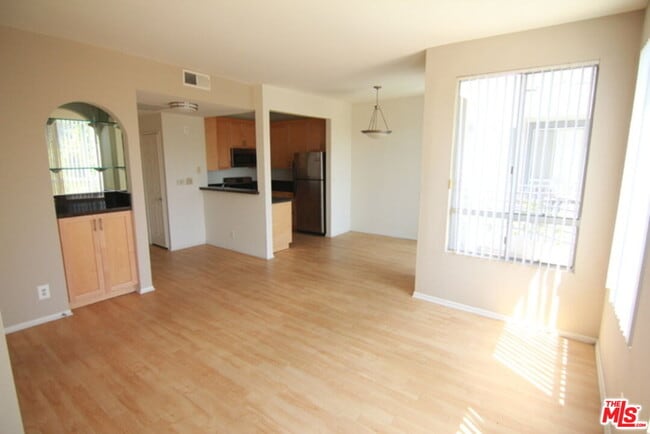 Building Photo - 884 Palm Ave