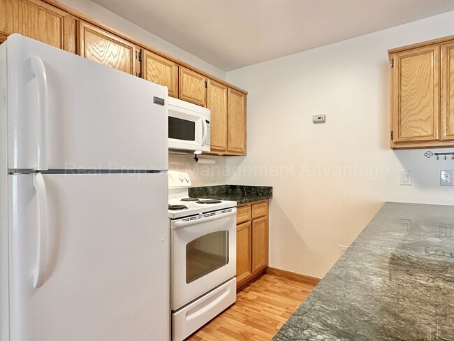 Building Photo - Spacious 2 Bed Condo with Attached Garage