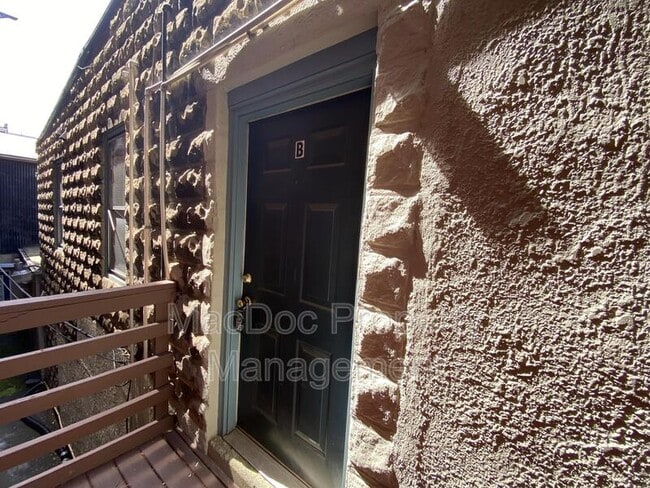 Primary Photo - 806 Caroline St