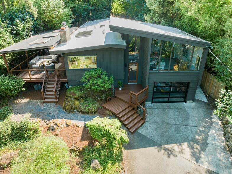 Building Photo - 570 Middlecrest Rd